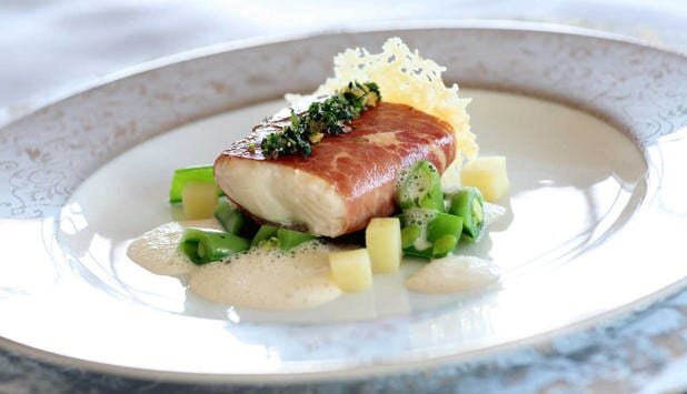 Halibut pieczony z szynka parmeńską i kremowym sosem z parmezanu