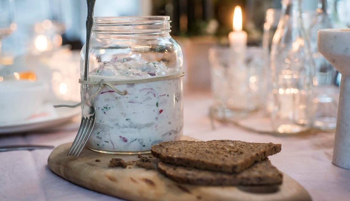 Marynowany śledź z chrzanem i czerwoną cebulą