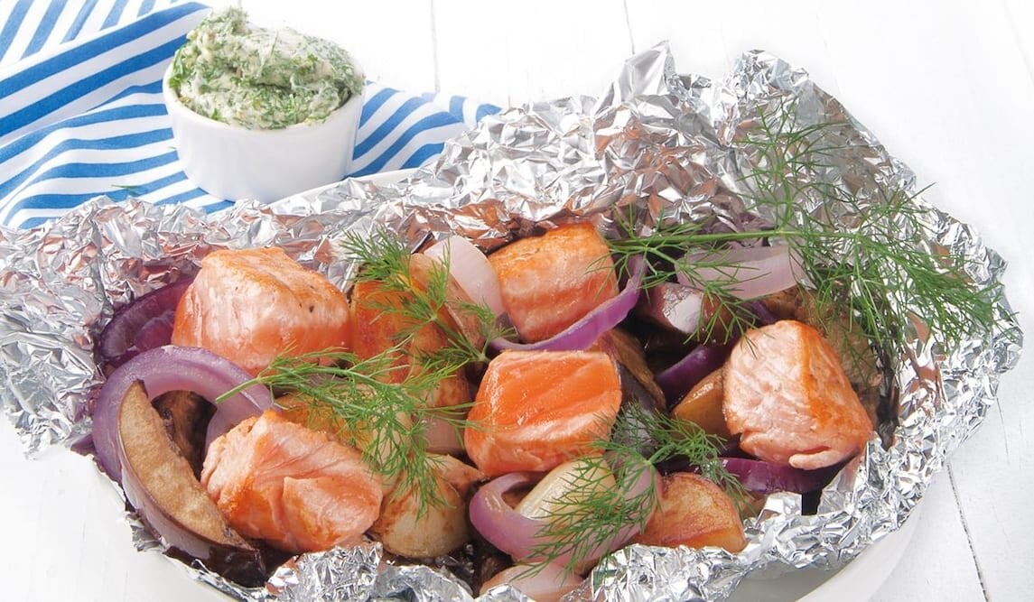 Filet z łososia norweskiego w papilotach z cukinią, bakłażanem, czerwoną cebulą, czosnkiem i ziemniakami w ziołowym maśle