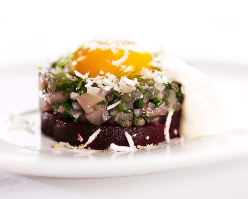 Tatar ze śledzia norweskiego z kaparami i śmietaną