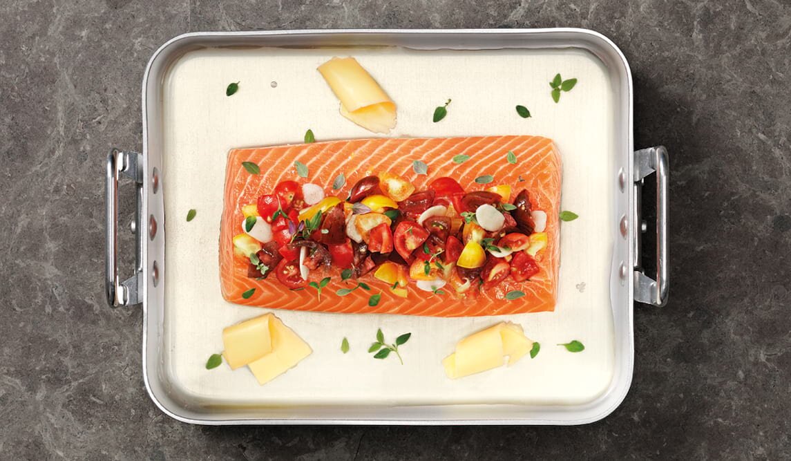 Zapiekany łosoś norweski z pomidorami, tymiankiem i winem
