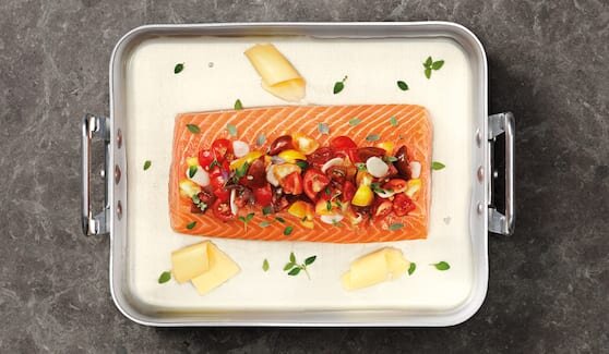 Zapiekany łosoś norweski z pomidorami, tymiankiem i winem