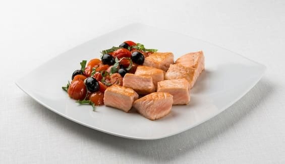Łosoś norweski w kostkach z pomidorami koktajlowymi, oliwkami i bazylią