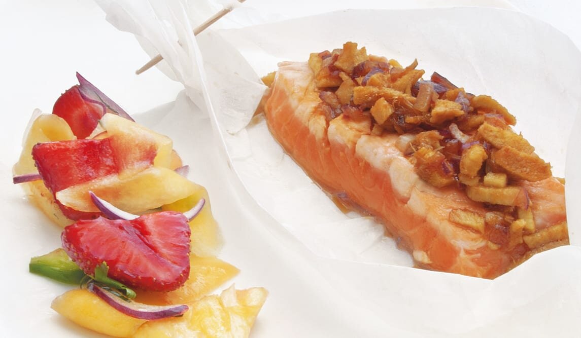 Łosoś norweski grillowany w pergaminie na sposób orientalny z orzeźwiającą sałatką