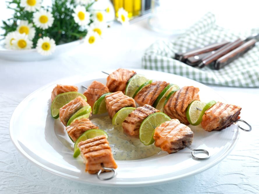 Szaszłyki z łososiem i limonką