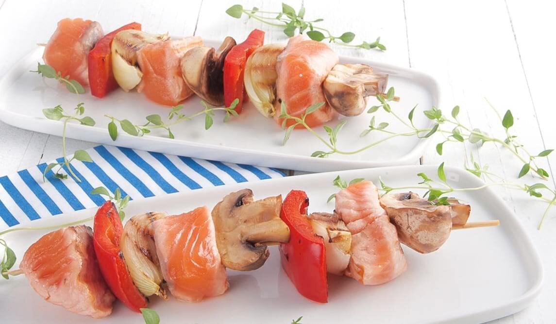 Grillowany szaszłyk z łososiem norweskim przekładany czerwoną papryką, cebulą i pieczarkami