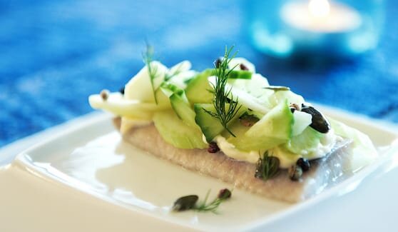 Śledź norweski z wiosennym Waldorfem