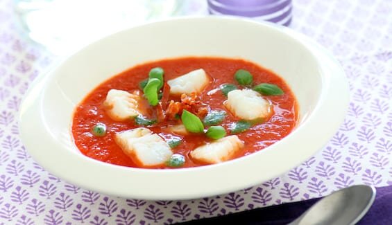 Zupa pomidorowa z dorszem norweskim Skrei, parmezanem i plasterkami pepperoni