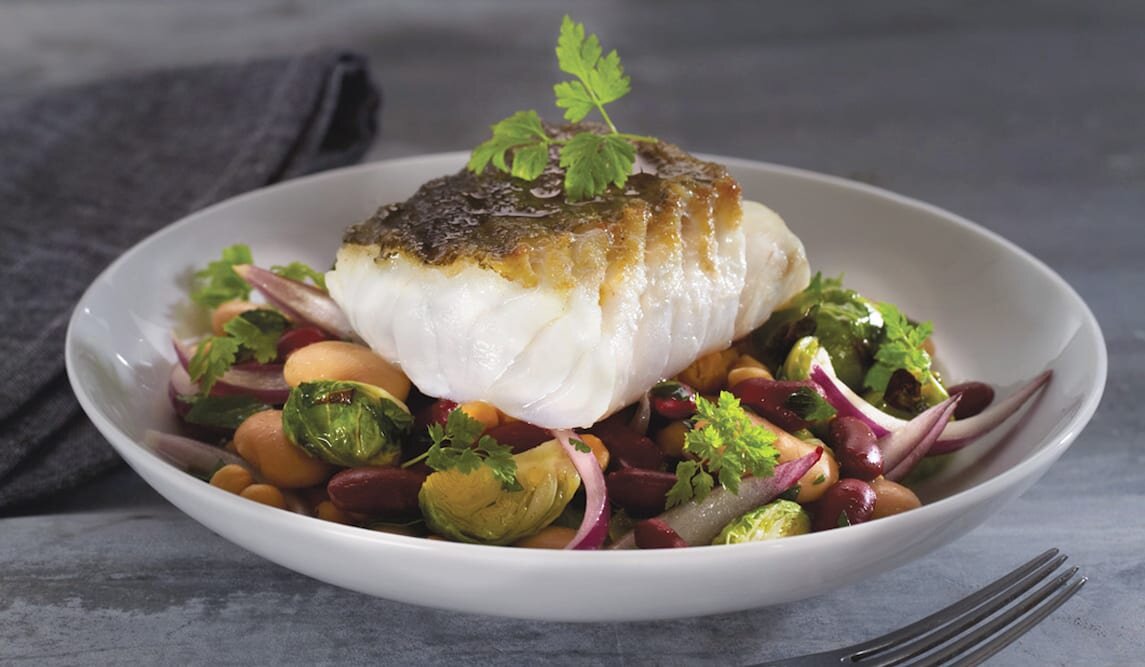 Skrei z sałatką z kolorowej fasoli i brukselki