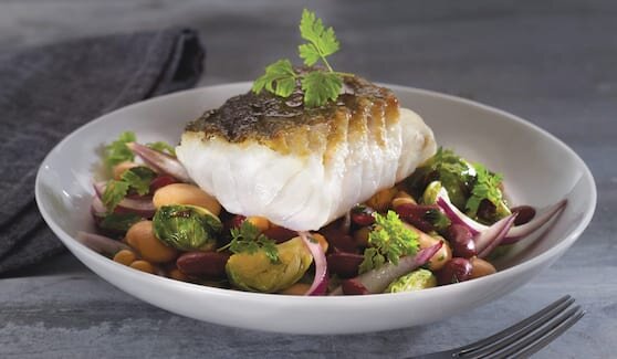 Skrei z sałatką z kolorowej fasoli i brukselki
