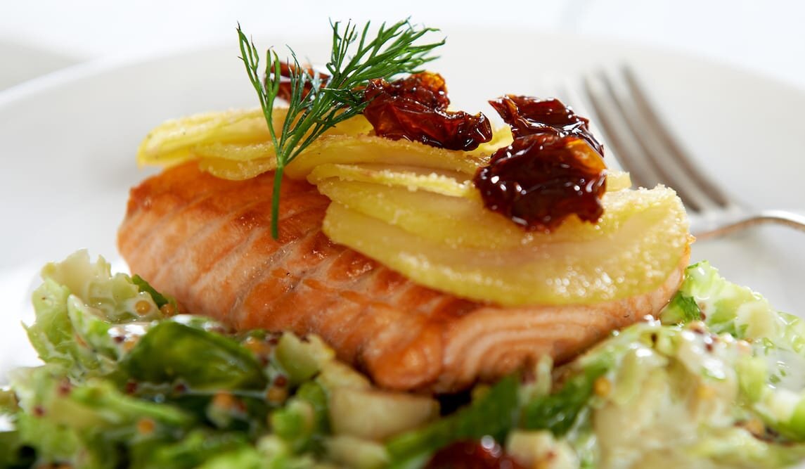 Łosoś norweski w ziemniaczanych łuskach w towarzystwie brukselki z gorczycą