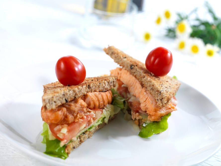 Kanapka z grillowanym łososiem