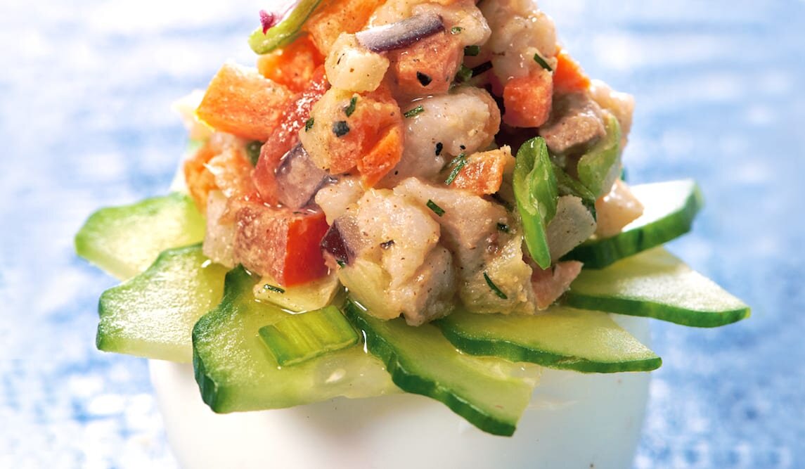 Pikantna pasta śledziowa z warzywami podawana z gotowanym jajkiem