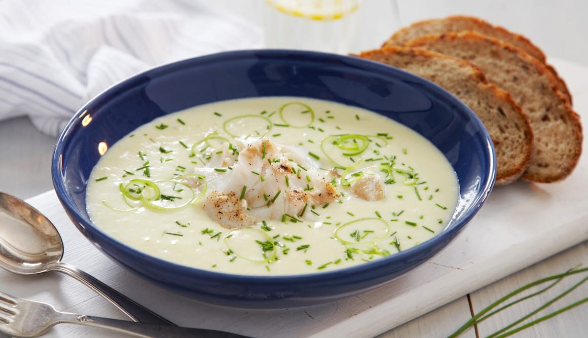 Zupa z ziemniaków i pora z pieczonym dorszem