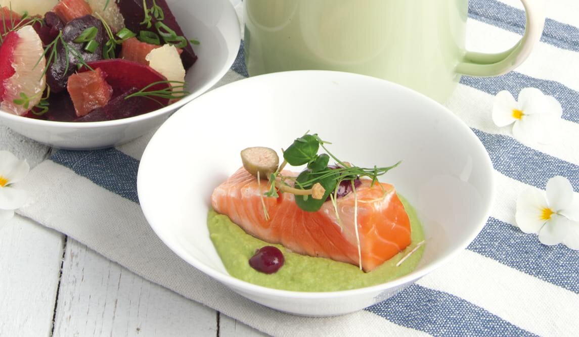 Smażony łosoś norweski z sałatką z buraka, rabarbaru i cząstek pomelo