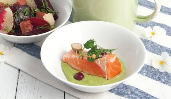 Smażony łosoś norweski z sałatką z buraka, rabarbaru i cząstek pomelo