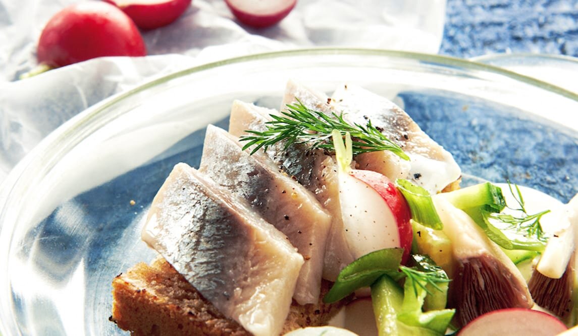 Śledź norweski na żytniej grzance z wiosennym sosem tatarskim