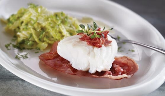 Skrei w mleku z duszoną kapustą włoską i chrupiącym bekonem