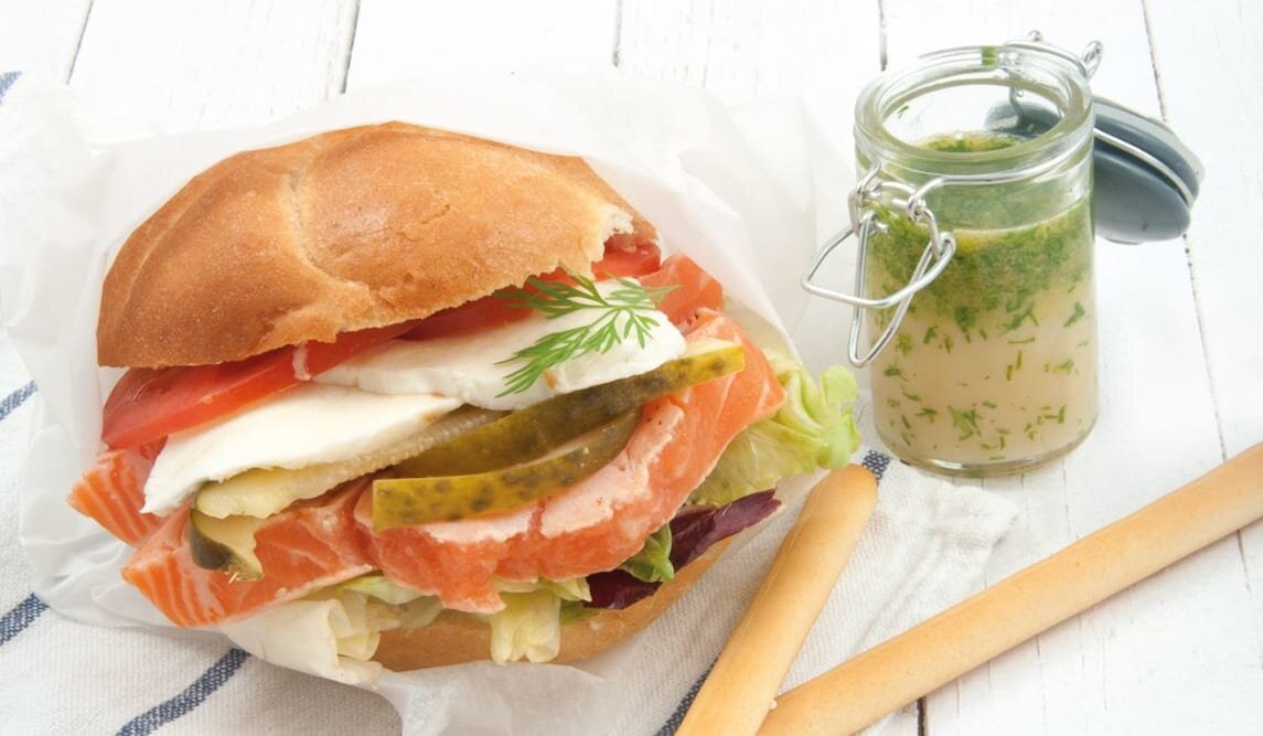 Hamburger z łososiem norweskim i sałatą z sosem musztardowo-miodowym