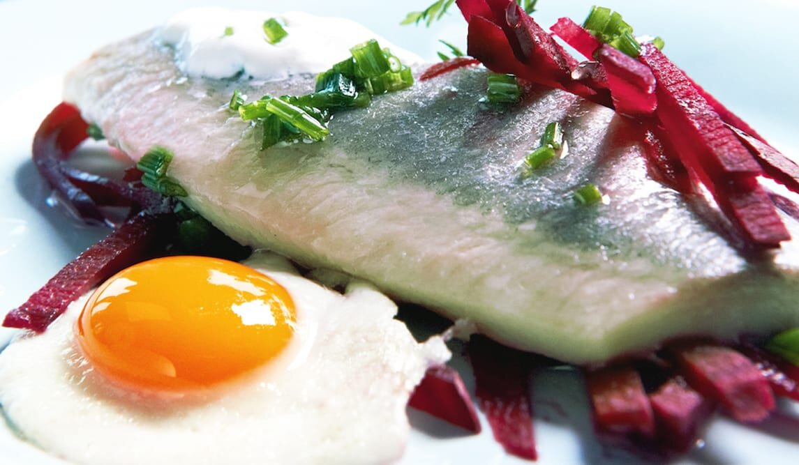 Śledź norweski z buraczkami i majonezem chrzanowym