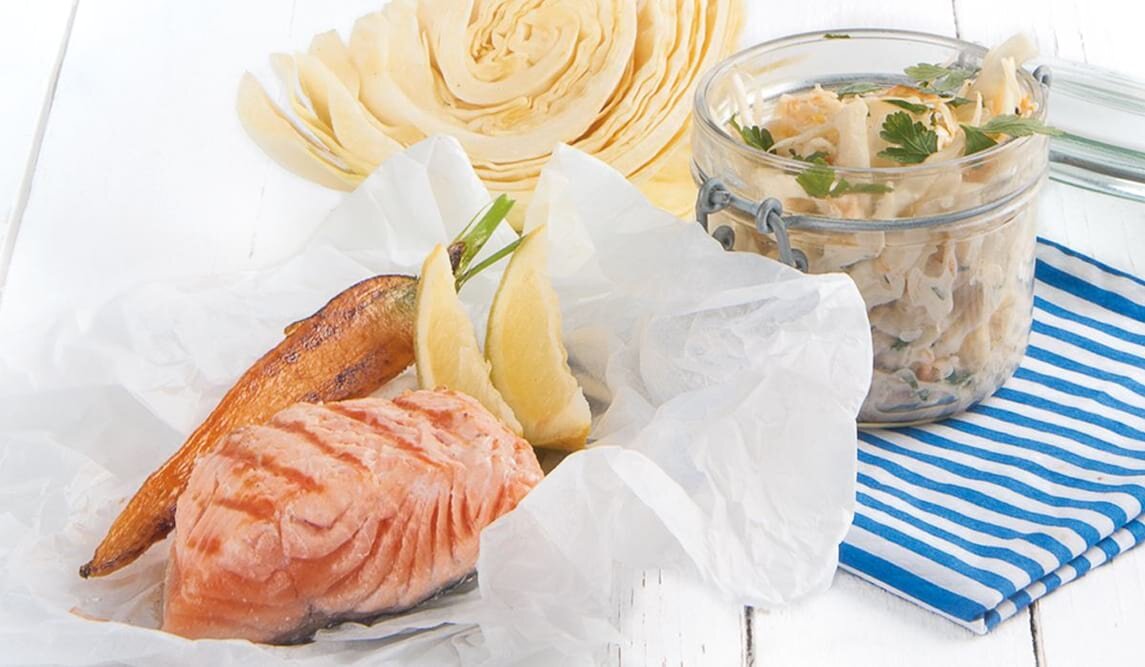 Grillowany łosoś norweski z surówką z białej kapusty z dodatkiem marchwi i chrzanu