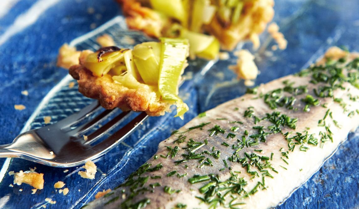 Wytrawne babeczki z duszonymi porami i śledź norweski w koperku