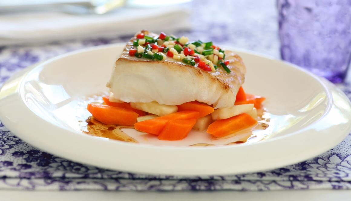 Dorsz marynowany z marchewką gotowaną na parze i palonym masłem