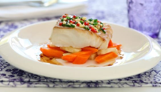 Dorsz marynowany z marchewką gotowaną na parze i palonym masłem