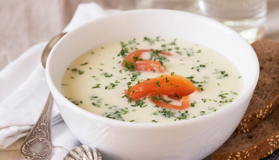 Zupa czosnkowa z wędzonym łososiem