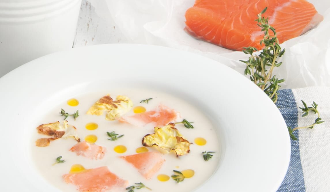 Krem z kalafiora z norweskim łososiem, brukselką i tymiankiem