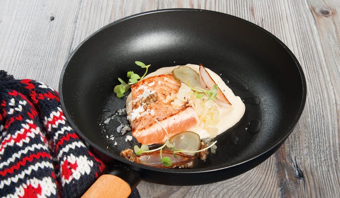 Łosoś z puree z selera i jabłka z marynowanymi warzywami