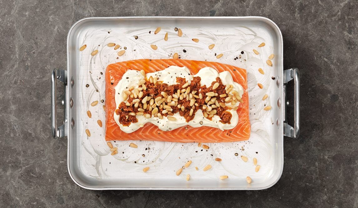 Zapiekany łosoś norweski z pesto, kremowym serkiem i orzeszkami pinii