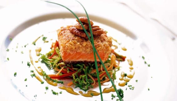 Troć pieczona w orzeszkach pekanowych z sosem pomarańczowo-rozmarynowym