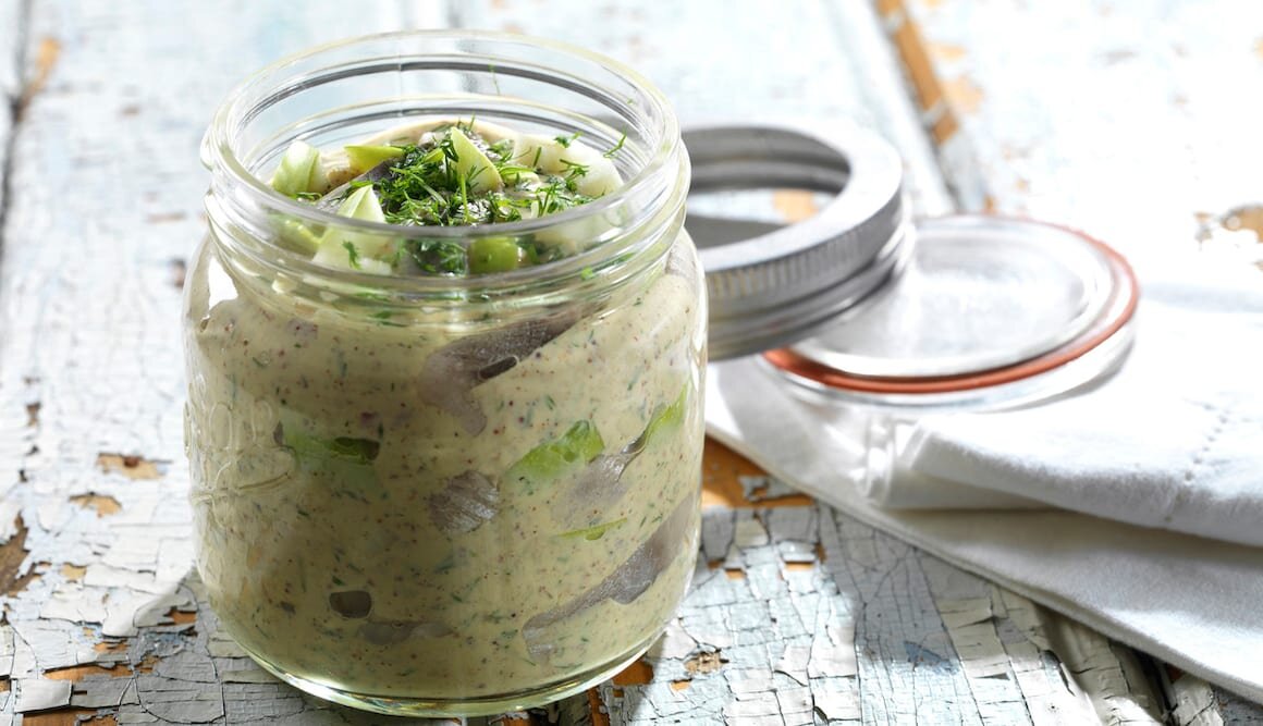 Marynowany śledź z jabłkiem i musztardą