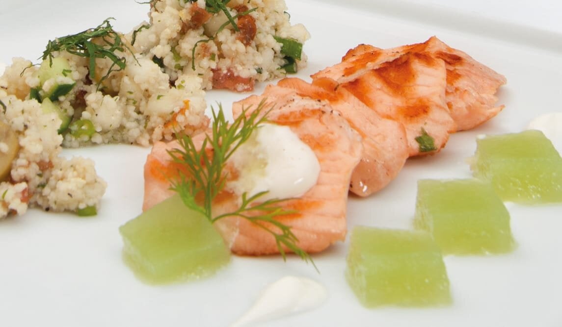 Letnie tabule z grillowanym łososiem norweskim