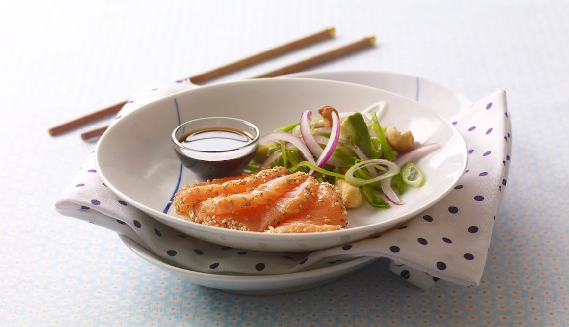 Łosoś w ziarnach sezamu z sałatką na ostro