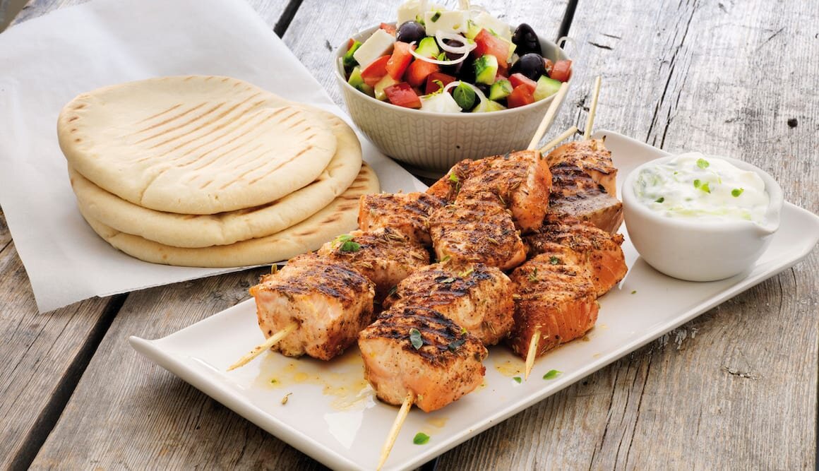 Szaszłyki z łososia z sałatką grecką