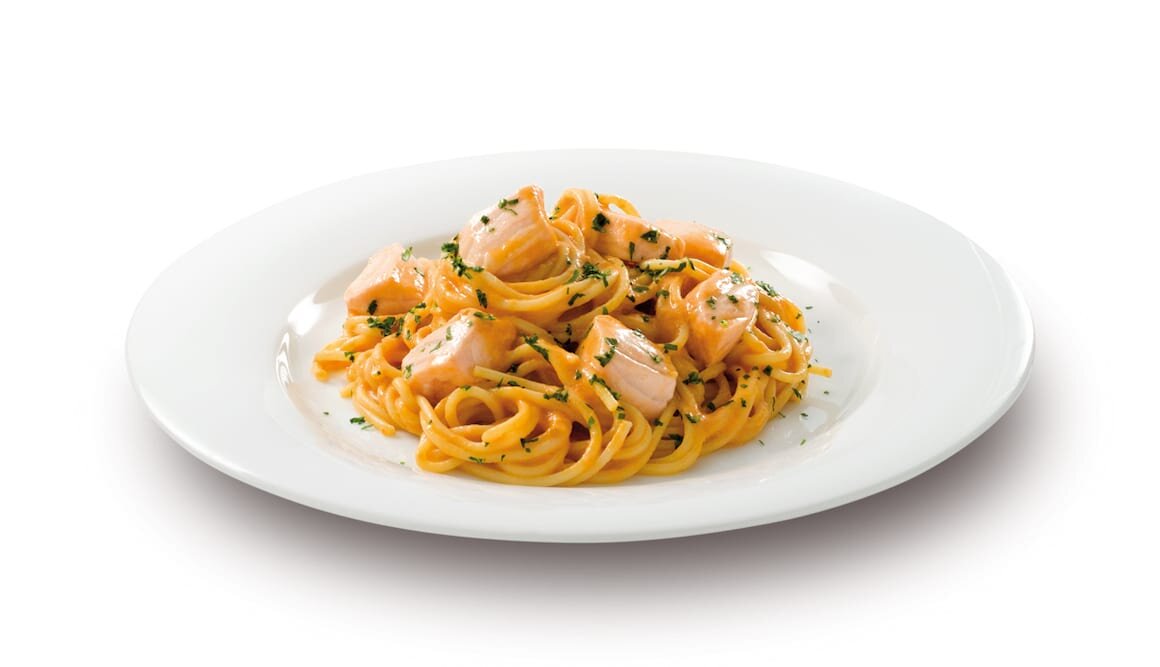 Spaghetti z norweskim łososiem