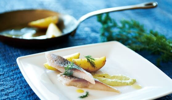 Śledzie norweskie w sosie koperkowym z młodymi ziemniakami