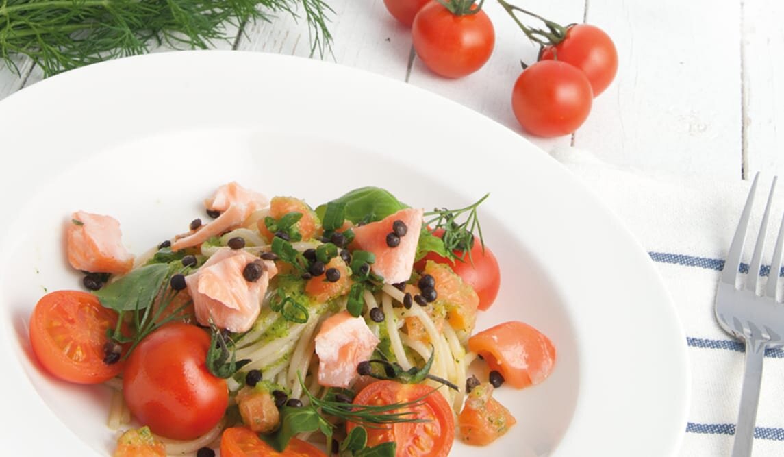 Norweski łosoś z makaronem, puree z cukinii i pomidorami smażonymi