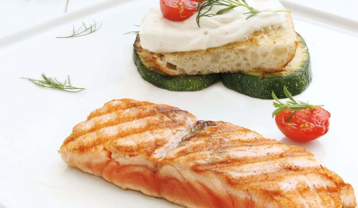 Grillowany łosoś norweski z grzankami z kozim serem i cukinią