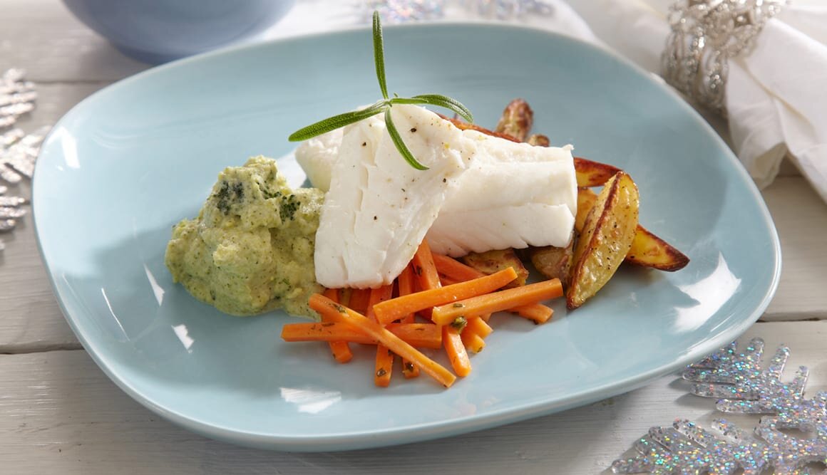 Dorsz z kremem brokułowym i glazurowaną marchewką