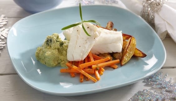Dorsz z kremem brokułowym i glazurowaną marchewką