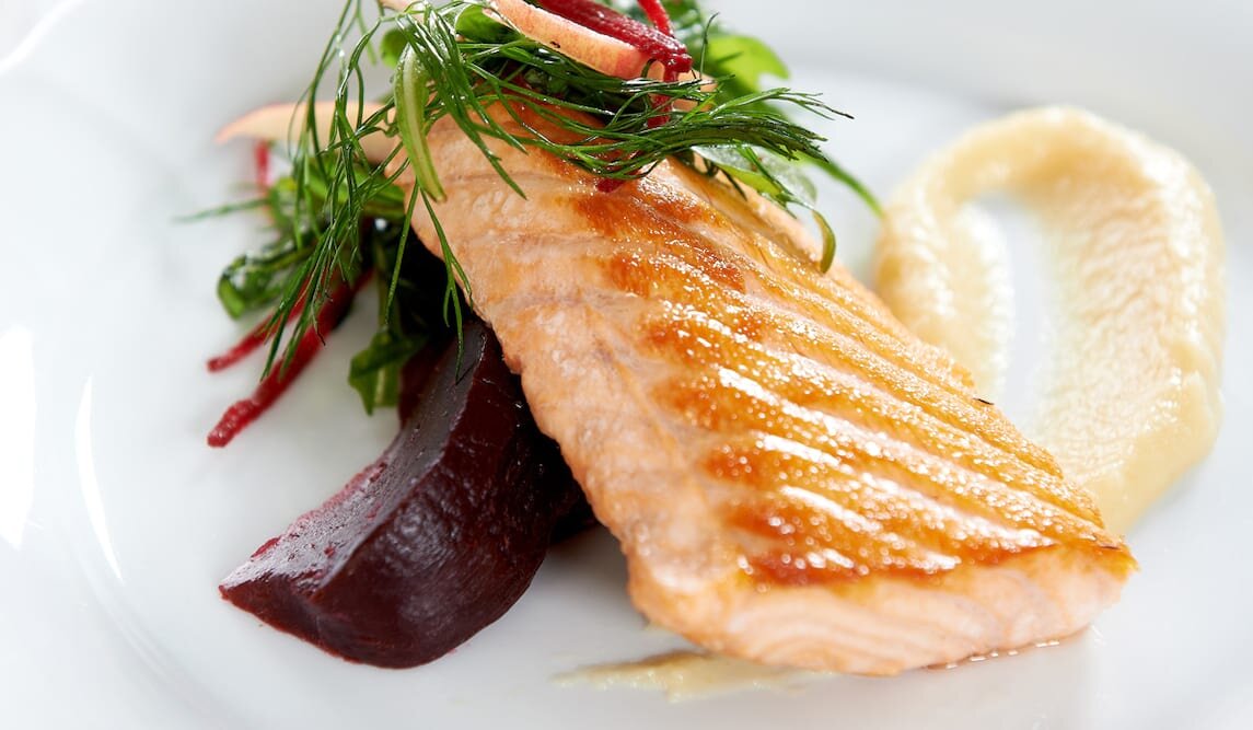 Stek z łososia z musem jabłkowo-chrzanowym z pieczonymi burakami