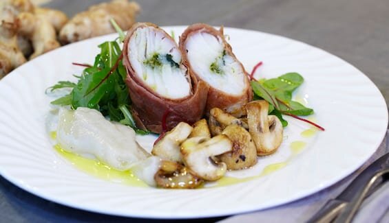 Skrei z szynką dojrzewającą, pieczarkami i puree z pietruszki