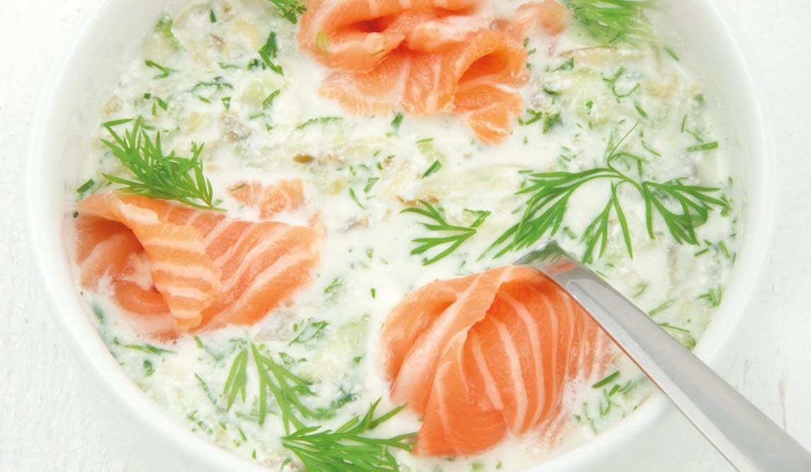 Chłodnik ogórkowy z serkiem ricotta i wędzonym łososiem norweskim oraz paluszkami grissini