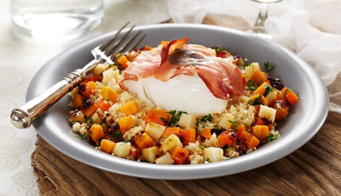 Dorsz pieczony z szałwią i wędzoną szynką