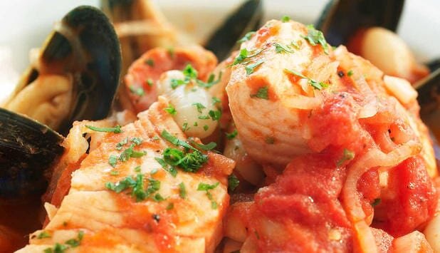 Jednogarnkowa potrawa z łososiem, małżami i chorizo