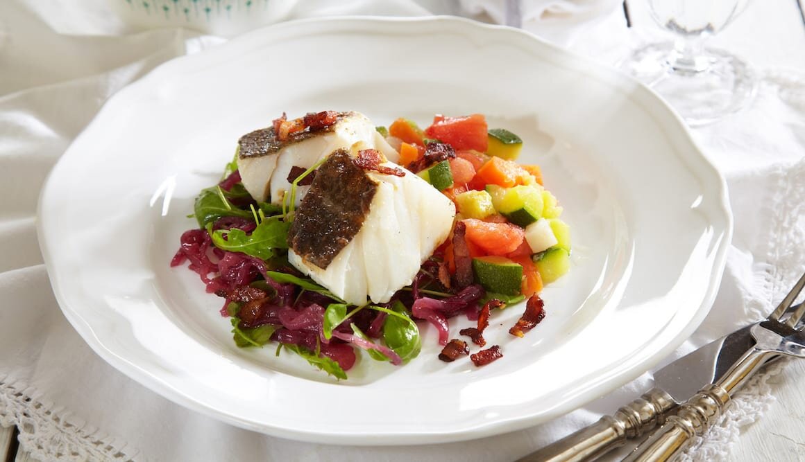 Dorsz pieczony z marynowaną czerwoną cebulą