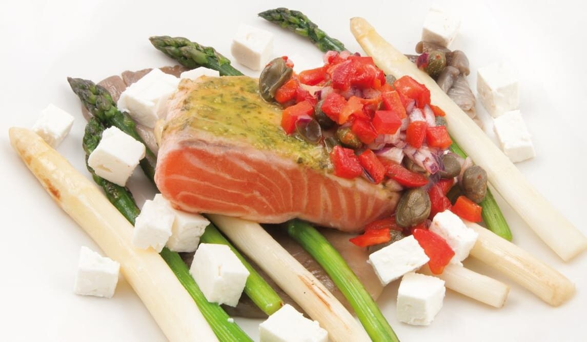 Łosoś norweski z salsą z pieczonej papryki na białych i zielonych szparagach